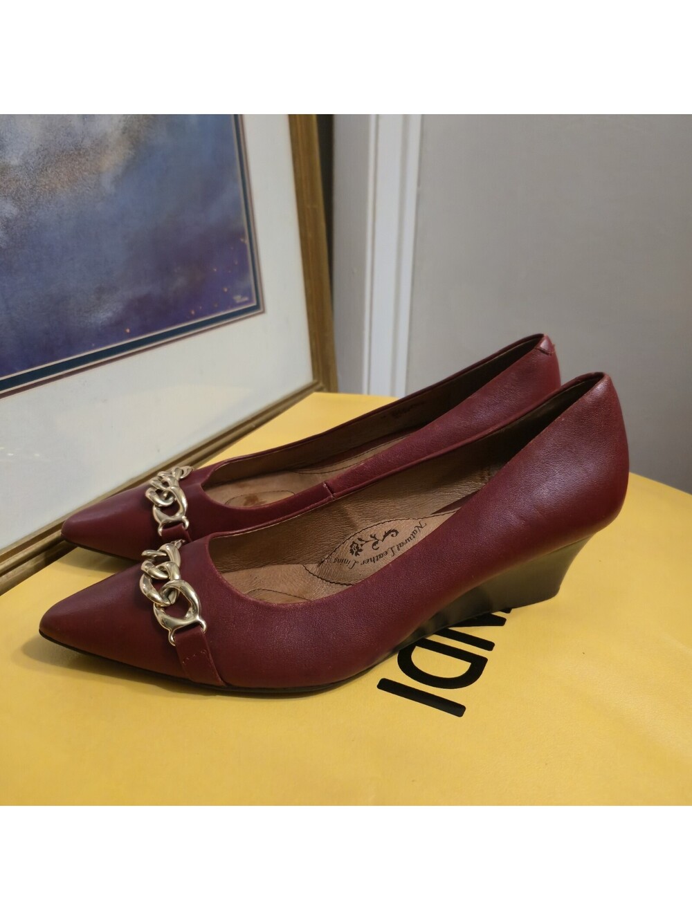 Sofft Abbott Women burgundy Leather Wedge Pumps Woth Gold Chain Point Size 9M